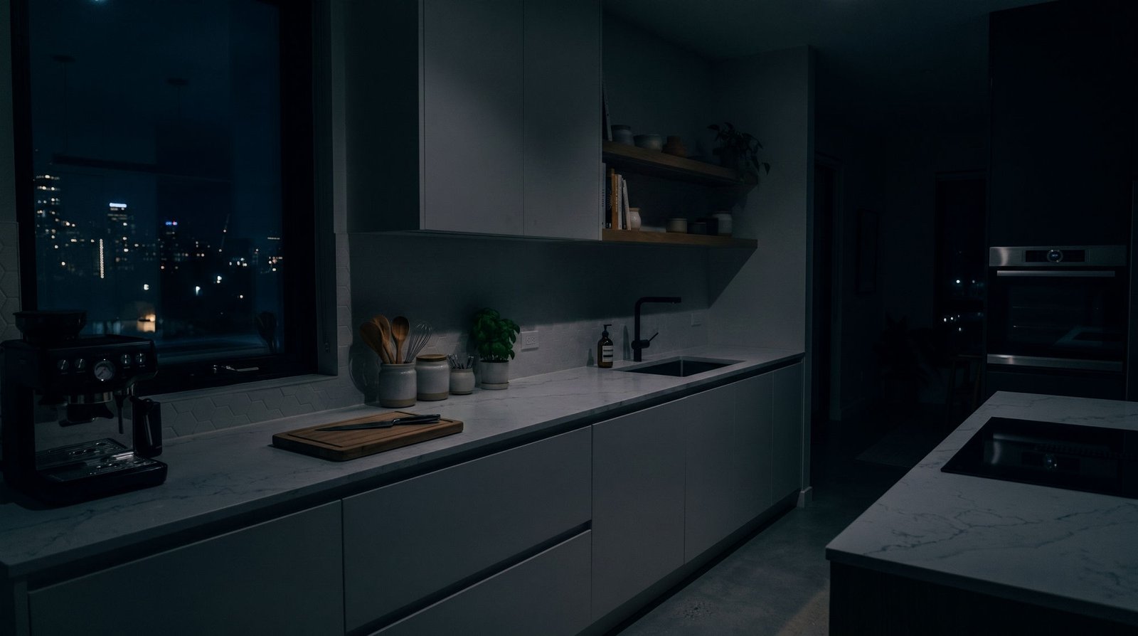 Cozinha com perfil de LED embutido, luz apagada